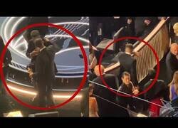 Enlace a Captan a Chris Rock llorando y pidiendo disculpas a Will Smith en la gala de los Oscars