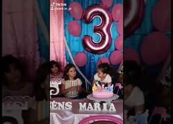 Enlace a Cómo olvidar a la niña cuya hermana fastidió su cumpleaños