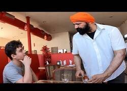 Enlace a Graba la reacción de trabajadores de restaurantes indios cuando pide en su idioma