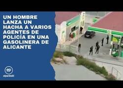 Enlace a Detenido tras lanzar un hacha a varios policías