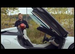 Enlace a La mayoría de gente se golpea al entrar en este coche