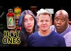 Enlace a Famosos prubean la salsa extremadamente picante llamada 'Da Bomb'