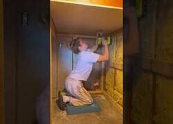 Enlace a Construyendo una caseta para el perro en el hueco de las escaleras