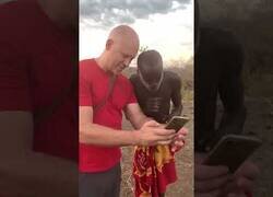 Enlace a El chamán de una tribu ve una foto de la nieve por primera vez