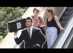 Enlace a Llamadas incómodas en las escaleras mecánicas [Cámara Oculta]