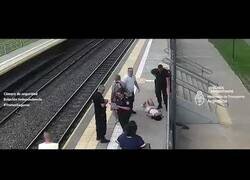 Enlace a Una mujer se desmaya en el peor momento posible