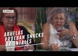 Enlace a Señoras prueban snacks orientales