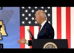 Enlace a Joe Biden saludando al hombre invisible