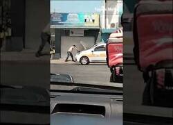 Enlace a Dos coches chocan mientras se incendia una furgoneta