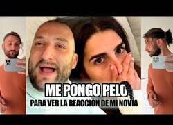 Enlace a Un calvo se pone peluquín por sorpresa y graba la reacción de su novia