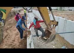 Enlace a Obreros rescatan a un perro atrapado en una riada con una grúa