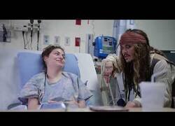 Enlace a El día que Jack Sparrow (Johnny Depp) visitó a los niños de un hospital