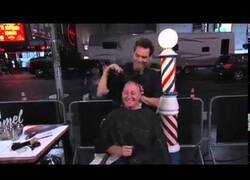 Enlace a El día que Jim Carrey dejó calva a una mujer en directo