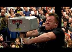 Enlace a La competición de sostener un martillo de 30 kg