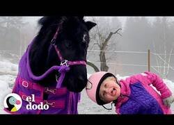 Enlace a Esta niña y su pony son inseparables