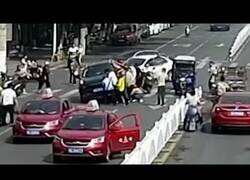 Enlace a Una mujer sobrevive tras ser atropellada después de sufrir un accidente