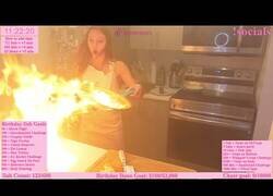 Enlace a Una streamer casi quema su casa en directo