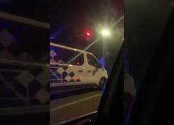 Enlace a Benito huye de la policía mientras sus amigos le dicen que frene