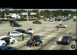 Enlace a Una mujer se desmaya al volante y otros conductores la rescatan