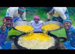 Enlace a Indios cocinan una tortilla gigante a la española