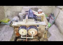 Enlace a Así se hacen las pelotas de tenis en Pakistán