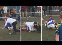 Enlace a El primer ministro australiano placa a un niño durante un acto electoral