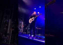 Enlace a Ed Sheeran manda a callar a una mujer en mitad de su concierto