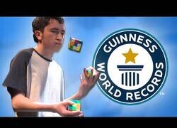 Enlace a Resolviendo cubos de Rubik haciendo malabares con ellos