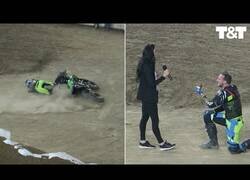 Enlace a Un hombre simula una caída en moto para pedir matrimonio a su chica