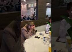 Enlace a Sorprendiendo a su madre después de un año sin verla