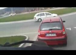 Enlace a Un conductor tarda en decidirse en una rotonda para acabar haciendo esto