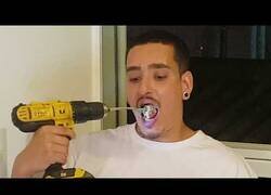 Enlace a Comiendo fideos con un taladro