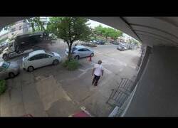 Enlace a Un camión abre un boquete en la carretera a su paso