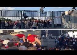 Enlace a Así se colaron cientros de aficionados en la final de la Champions