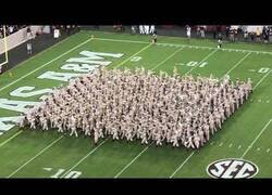 Enlace a Espectáculo de coordinación en el descanso de un partido de fútbol americano