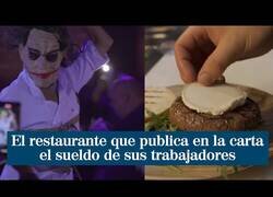 Enlace a Un restaurante hace público el sueldo de sus empleados en la carta