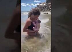 Enlace a Mujer da a luz en el mar sin asistencia médica