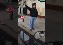 Enlace a Motorista recupera un teléfono robado y se lo devuelve a la dueña