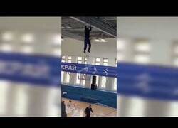 Enlace a Un hombre queda colgado en el techo de un polideportivo al desplegar una lona