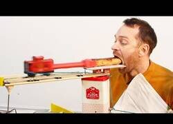 Enlace a Crea un mecanismo para comer sin mover un dedo