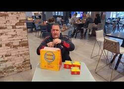 Enlace a Probando la hamburguesa creada por Mr Beast