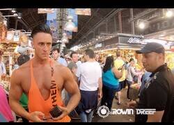 Enlace a ¿Cómo reacciona la gente al ver un culturista por la calle?