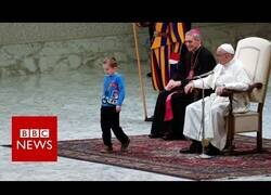 Enlace a Unos niños se cuelan durante una audiencia del Papa