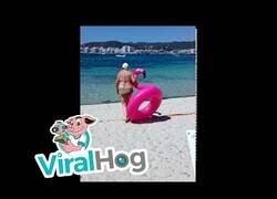 Enlace a Subirse a estos flotadores no es fácil y menos a cierta edad