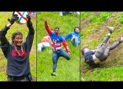 Enlace a Así son las carreras del queso rodante