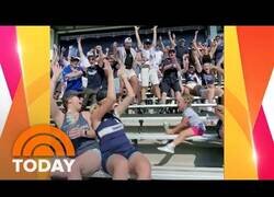 Enlace a Fans de los Yankees jalean a una niña jugando al Bottle Flip