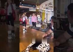 Enlace a 6 amigas le compran el mismo polo a sus novios y quedan para comer