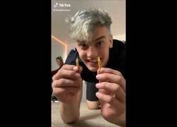 Enlace a Mordiendo pasta cruda para hacer creer que les crujieron el cuello