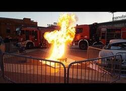 Enlace a Bomberos hacen una demostración de lo que pasa si intentas apagar con agua un fuego producido por aceite