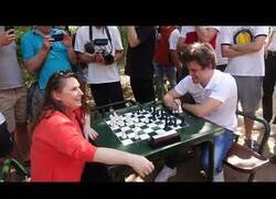 Enlace a La mejor jugadora de ajedrez y el mejor jugador juegan en un parque